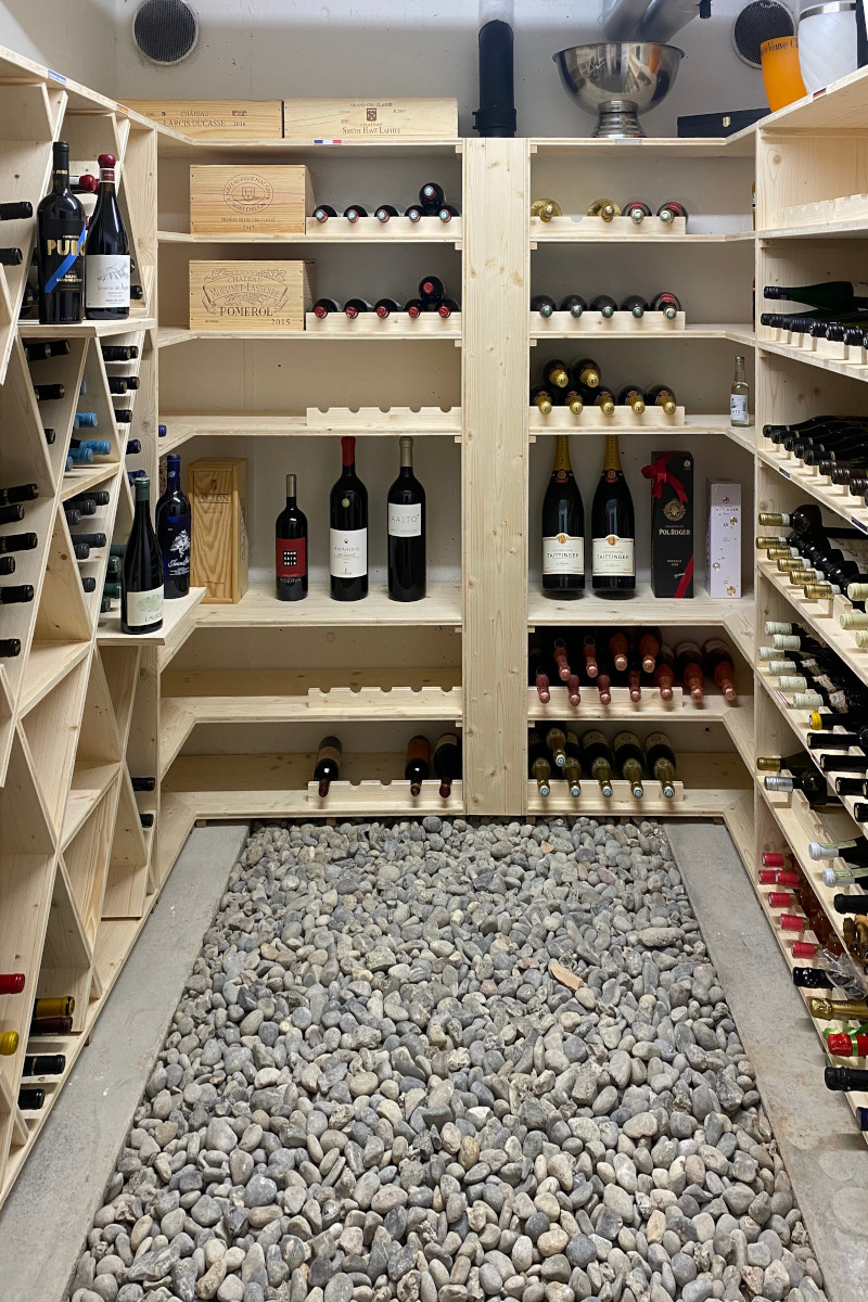 Casier à vin
				et des tablettes horizontales avec des barrettes à bouteille.